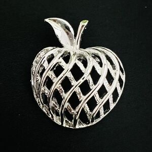 Gerry’s Vintage Silver Tone Open Basket Weave Apple Pin Brooch Pendant 4210
